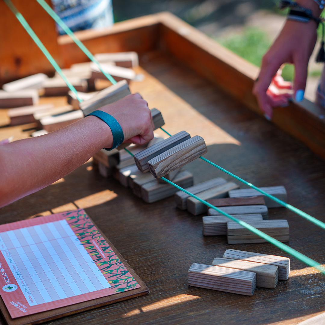 Gros plan jeuxenbois pop corn labyrinthe